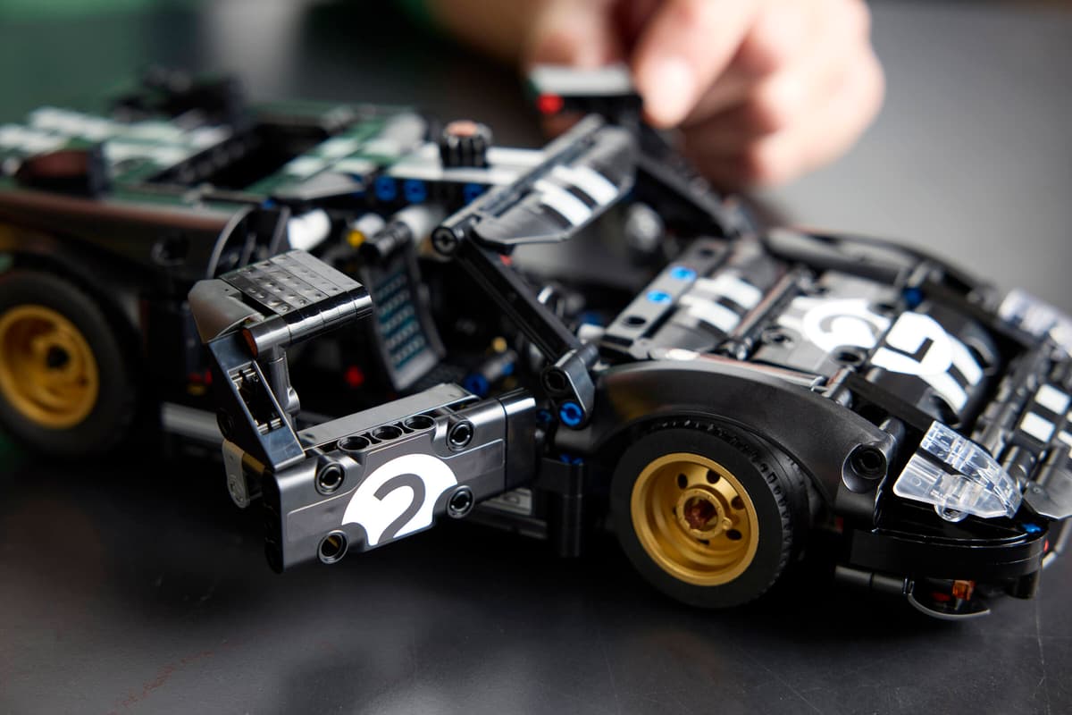 LEGO Technic 1966 Ford GT40 MKII Race Carr  - 42223